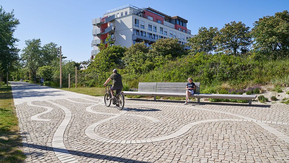 Blick von der Erlebnis-Promenade auf die Strandklinik St. Peter-Ording